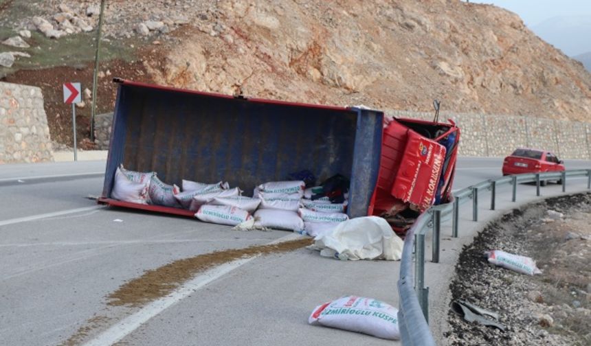 Karaman'da Devrilen Yem Yüklü Kamyondaki 3 Kişi Yaralandı