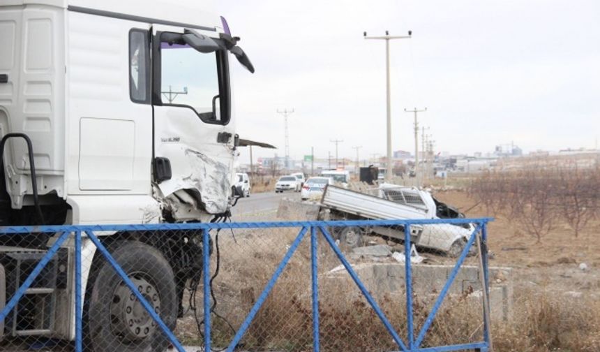 Karaman’da Feci Kaza! Tır ile Kamyonet Çarpıştı