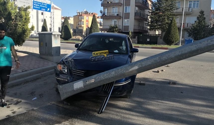 Kontrolden Çıkan Otomobil Elektrik Direğini Yıktı