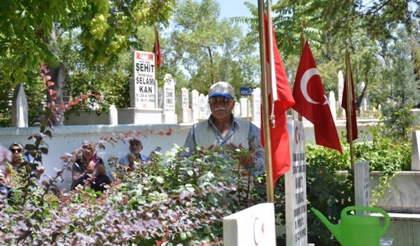 Karaman'da şehitlik ziyaret edilerek mezarlara karanfil bırakıldı