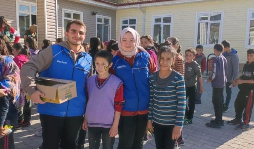 Çocukları Hediyeleri İle Sevindirdiler