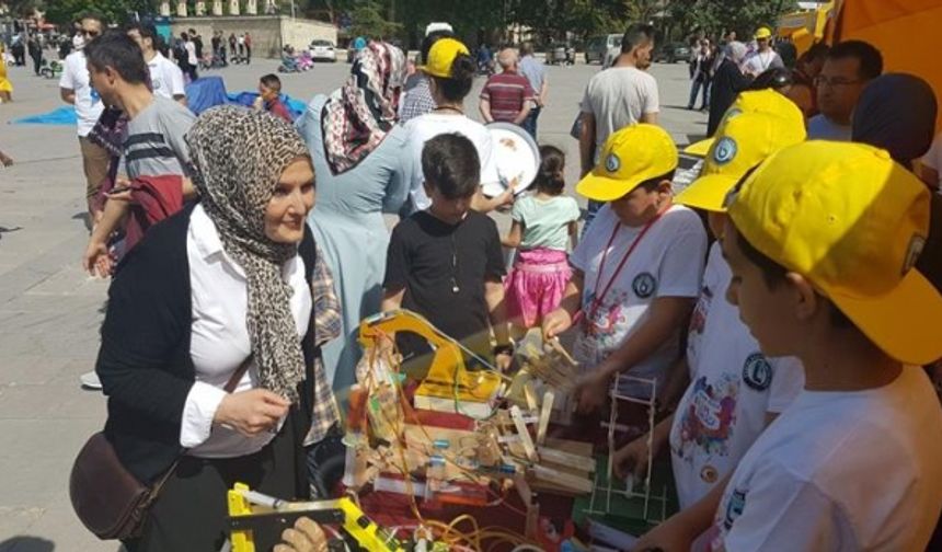 Şenlikte Öğrencileri Yalnız Bırakmadı