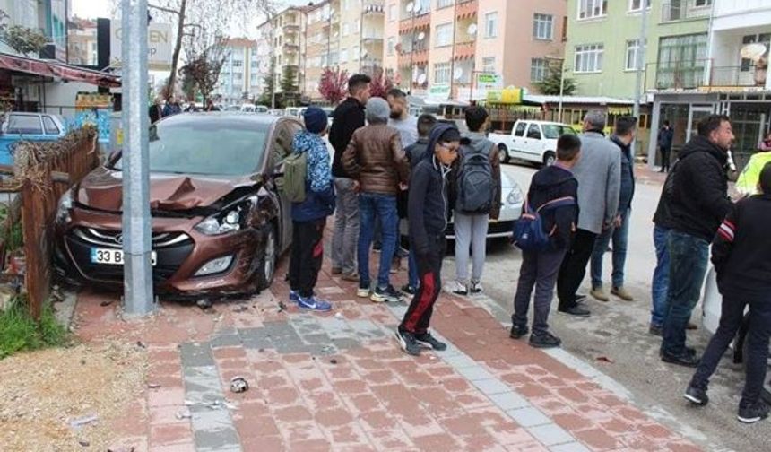 Çocuklara Çarpmak İstemeyen Sürücü Otomobile Çarptı: 2 Yaralı