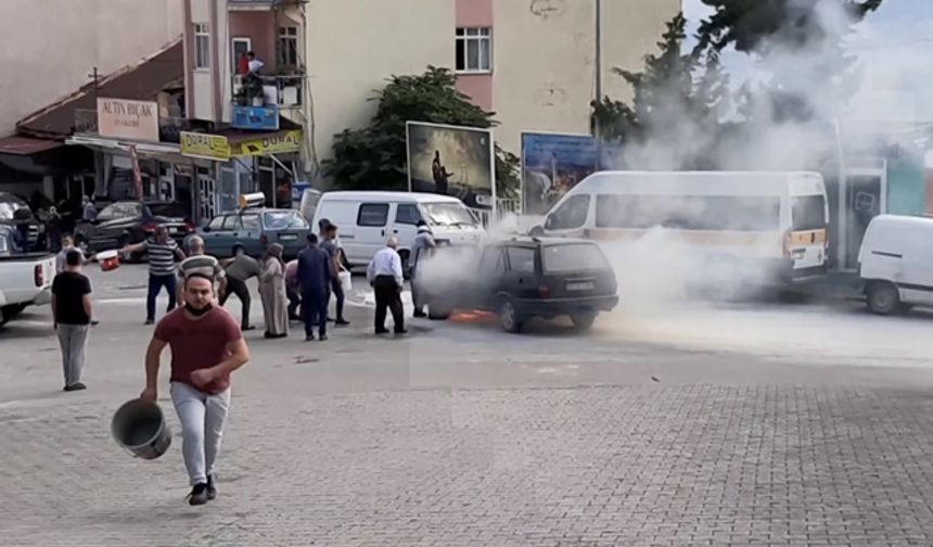 Yanan Otomobili Söndürmek İçin Kovalarla Su Taşıdılar