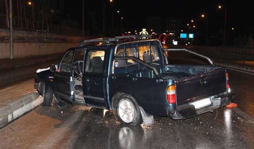 Karşı Şeride Geçen Kamyonetteki Beş Kişilik Aile Ölümden Döndü