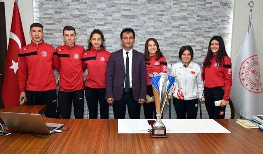 İtalya’da Tarih Yazan Başarılı Sporcular Mehmet Çalışkan’ı Ziyaret Etti