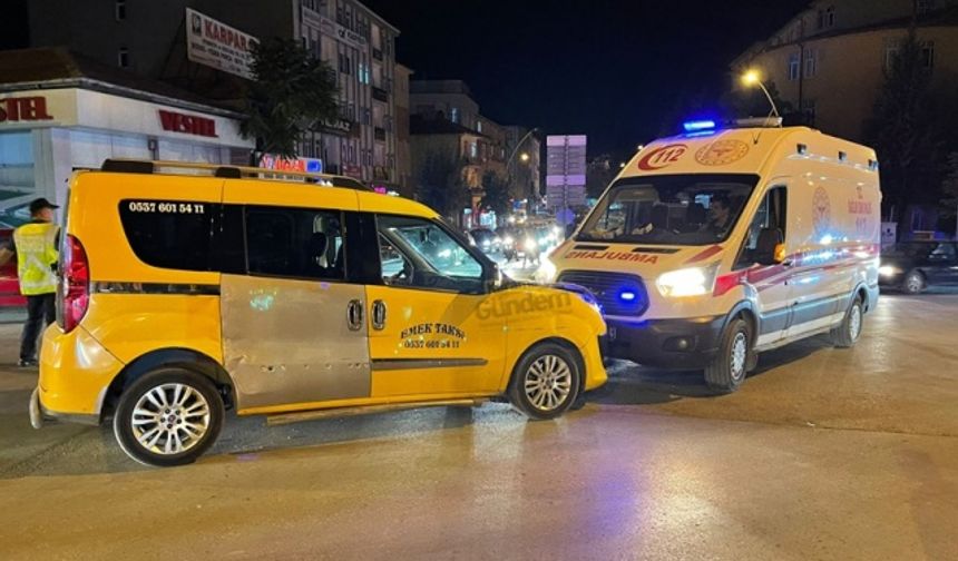 Ambulans İle Ticari Taksi Kafa Kafaya Çarpıştı