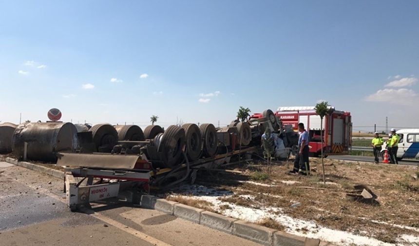 Süt Tankeri Refüje Devrildi: 1 Yaralı