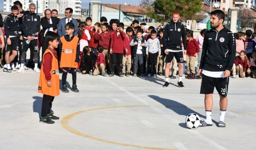 Liderden Minik Öğrencilere Sürpriz Ziyaret