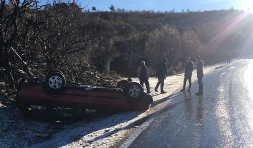 Buzlu Yolda Kayan Otomobil Ters Döndü: 1 Yaralı