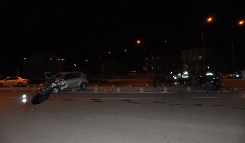 Karaman’da Çarpışan Otomobiller Kaldırıma Savruldu: 1 Yaralı