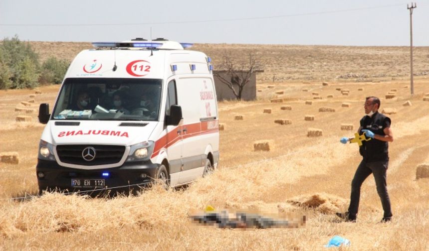 Cesedi Tarlada Bulunan İşçinin Traktörü Çalışır Vaziyette Taşa Takıldı