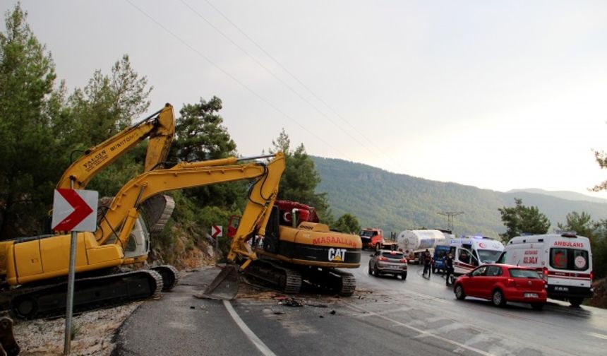 Manavgat Yangınında Çalışan Karaman Gönüllü Hafriyatçılar Birliği Konvoyunda Kaza: 1 Yaralı