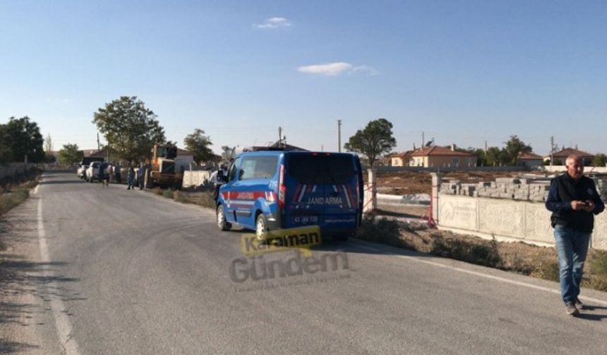Yol kenarında kum yükleyen kepçe operatörünün fark ettiği poşetler içerisinde, 60 kilodan fazla C4 olduğu değerlendirilen patlayıcı madde ile fünye ve fitiller ele geçirildi
