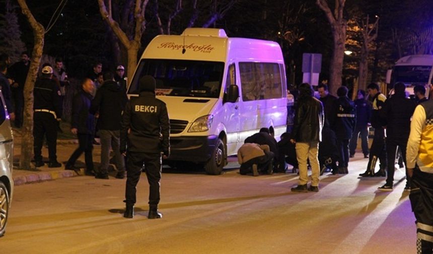 Minibüsün Altına Saklanıp Boğazına Bıçak Dayadı