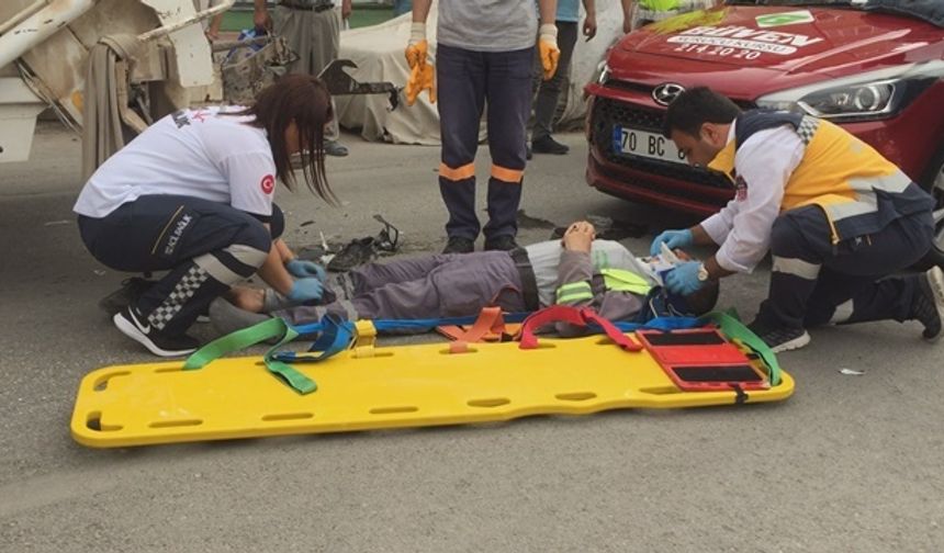 Otomobilin Çarptığı Çöp Kamyonundaki Temizlik İşçisi Yaralandı