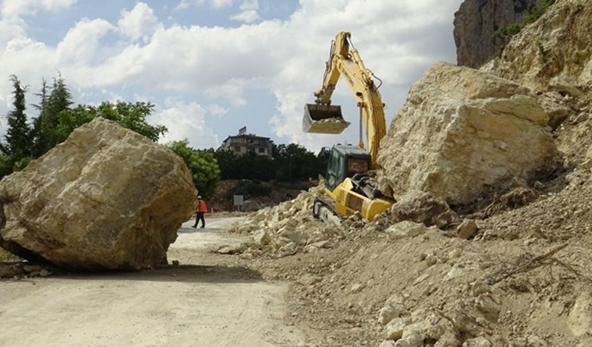 Karaman’da Kepçenin Üzerine 30 Tonluk Kaya Düştü