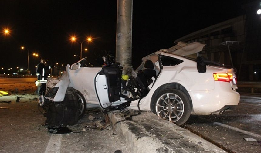 Karaman’da Otomobil Yön Levhasına Ok Gibi Saplandı: 1 Ağır Yaralı