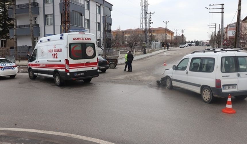 Karaman’da Otomobille Hafif Ticari Araç Çarpıştı: 1 Yaralı