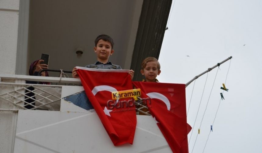 Okul Müdürü Öğrencilere Bayrak Dağıttı