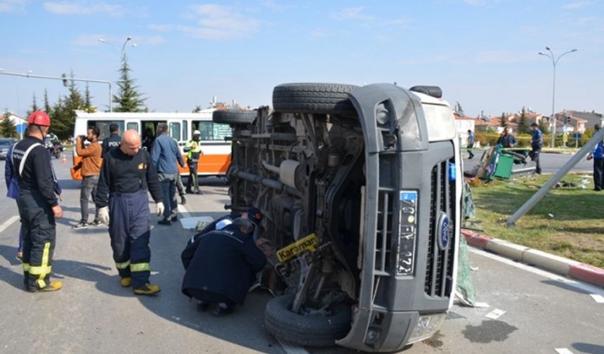 Kavşakta Ambulans İle Dolmuş Çarpıştı!