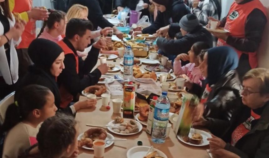 Öğrenciler Fidanları Toprakla Buluşturdu