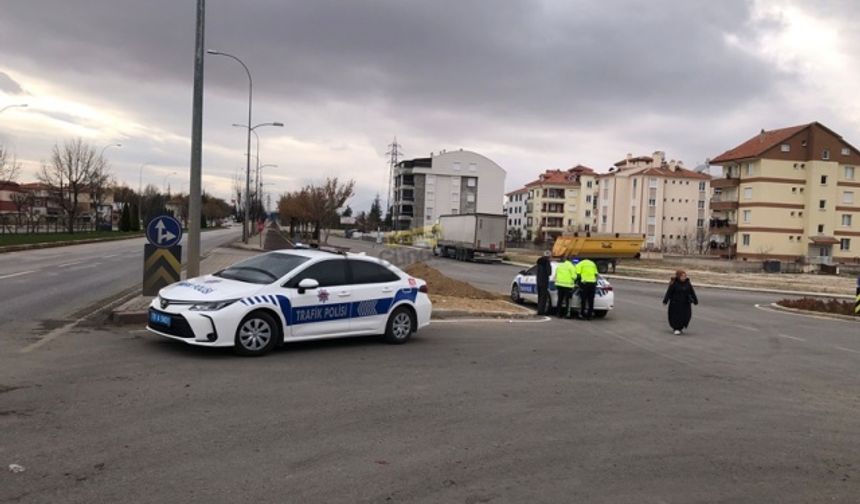 Yolun Karşısına Geçmeye Çalışan Kadına Tır Çarptı