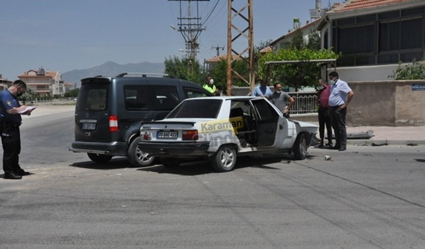 Karaman’da Hafif Ticari Araç İle Otomobil Çarpıştı: 3 Yaralı