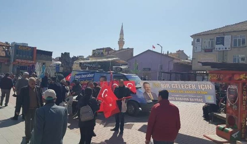 İYİ Parti Halka Çam Fidanı Dağıttı