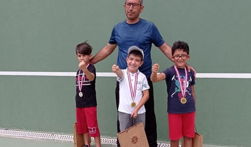 Karaman Tenis Takımı Konya’dan Madalyalarla Döndü