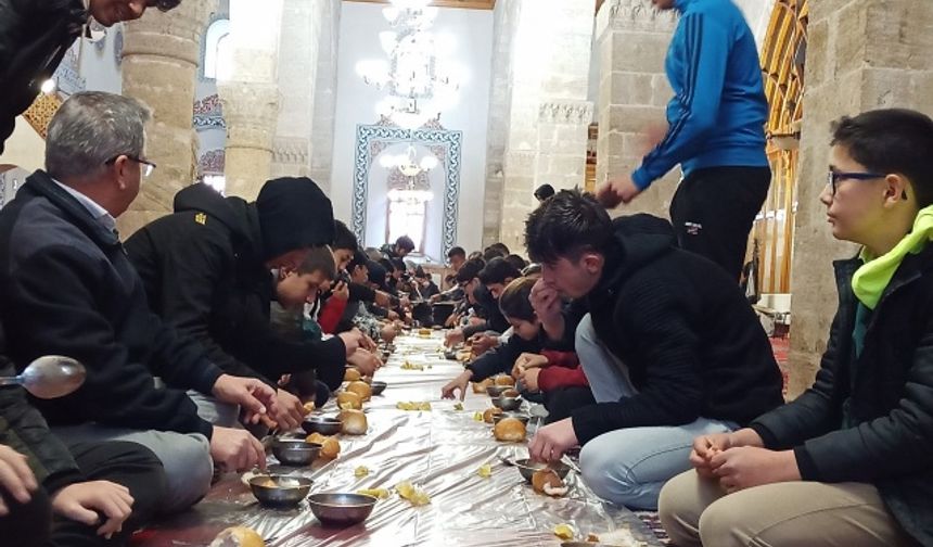 Gençler Sabah Namazında Bir Araya Geldi