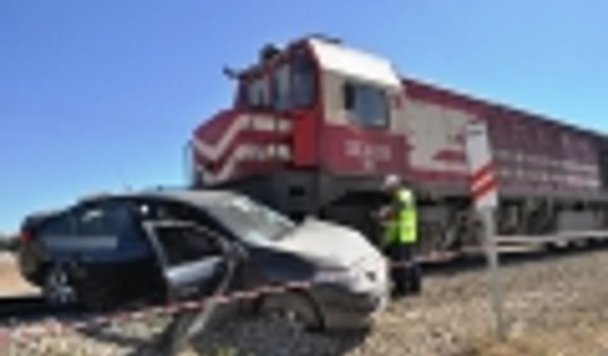 Yük Treni Otomobile Çarptı 2 si Ağır 3 Yaralı