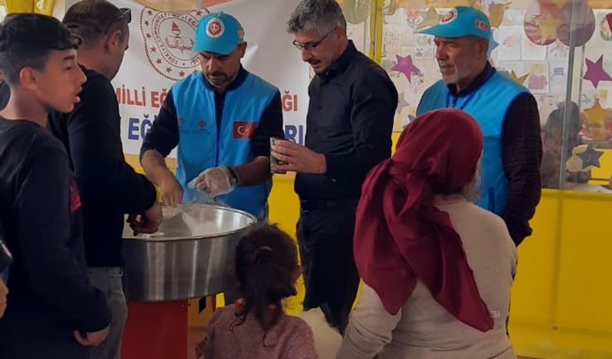 Gönüllüler Depremzede Çocuklara Pamuk Şeker İkram Ediyor