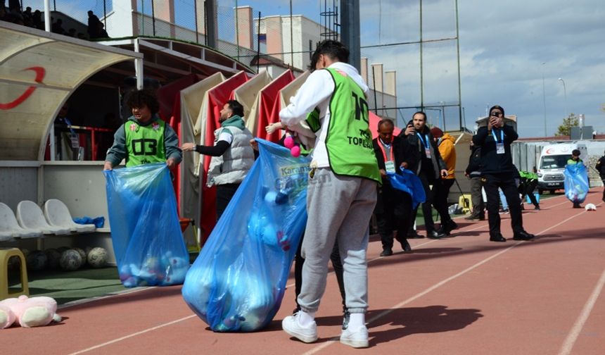 Depremzede Çocuklar İçin Sahaya Oyuncak Yağdı