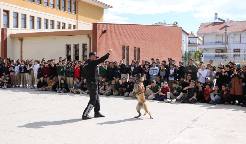 Karaman'da Jandarma Ekipleri Öğrencileri Bilgilendirdi