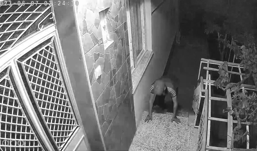 Sensörlü Lambanın Hırsızları Püskürtmesi Güvenlik Kamerasına Yansıdı