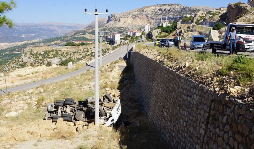 Saman Yüklü Kamyon Uçuruma Yuvarlandı: 1 Ölü