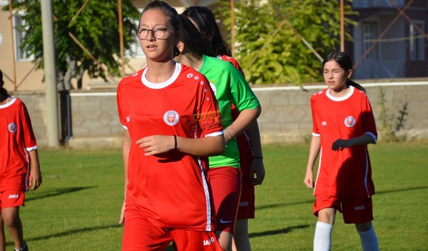 Kız Futbol Takımı İlk Antrenmanına Çıktı