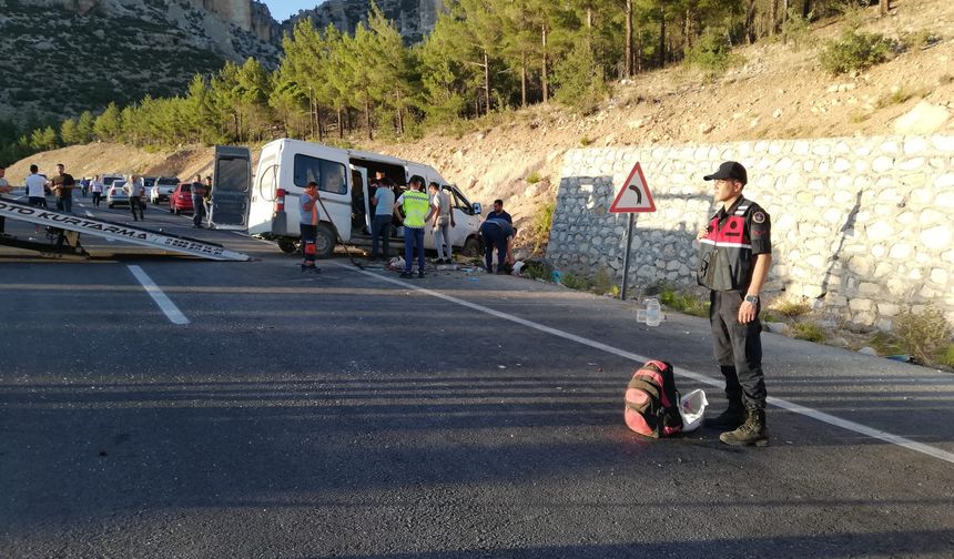 İşçileri Taşıyan Minibüs Kaza Yaptı: 1 Ölü, 13 Yaralı 