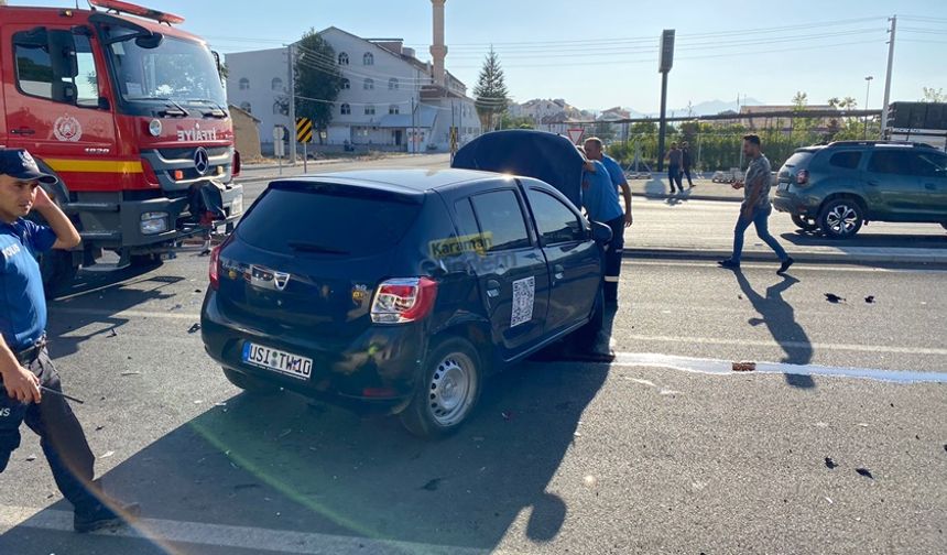 Otomobil İle Polis Aracı Çarpıştı!