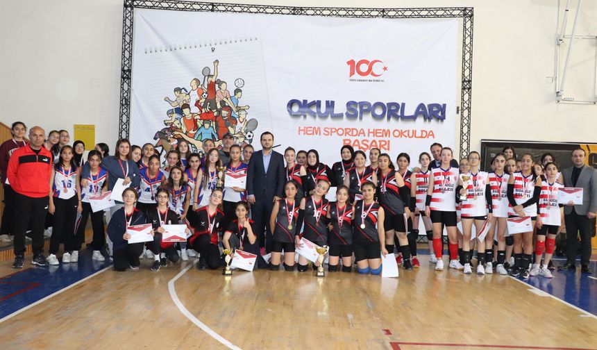 Okul Sporları Yıldızlar Voleybolda Kupalar Sahiplerini Buldu