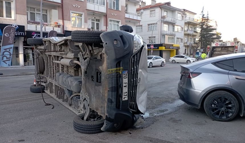 Otomobil İle Çarpışan Minibüs Yola Devrildi