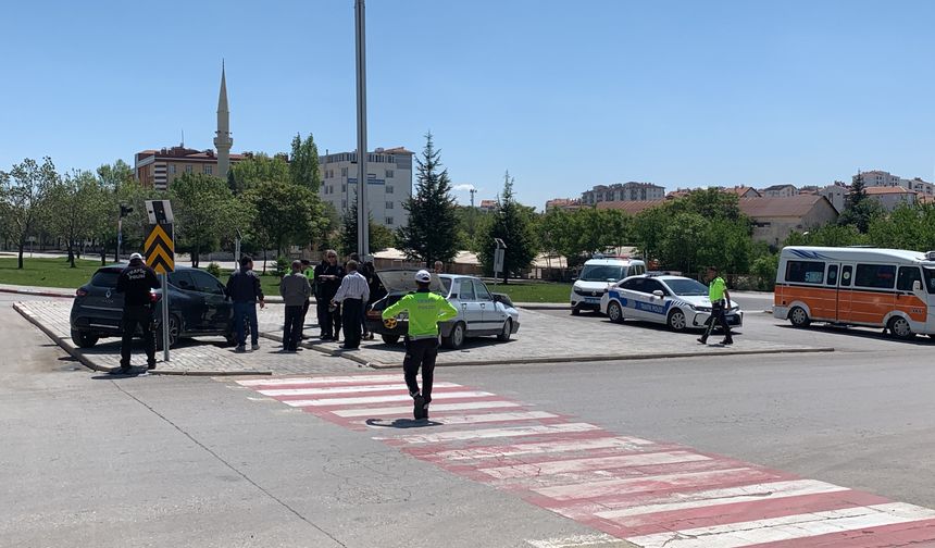 Kazada Yaralanan Çocuğu Ambulansa Kucağında Götürdü