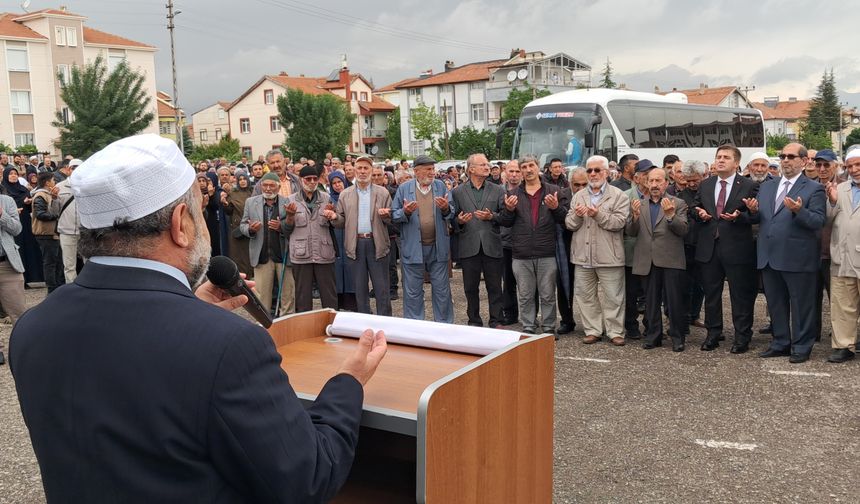 Karaman'dan İlk Hac Kafilesi Dualarla Uğurlandı