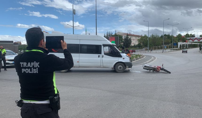 Karaman’da Minibüs Motosiklete Arkadan Çarptı: 1 Yaralı