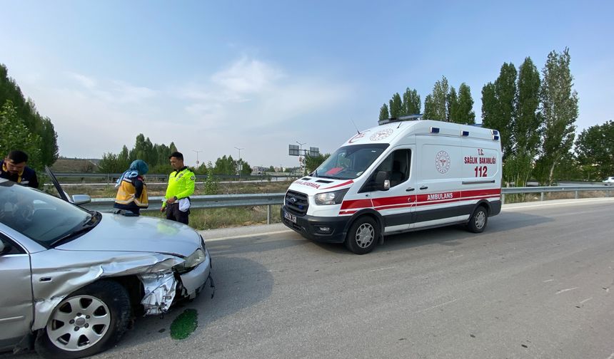 Direksiyon Başında Rahatsızlanan Sürücü Bariyerlere Çarparak Yaralandı