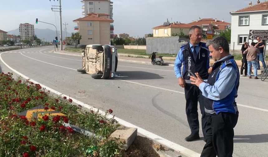 Karaman’da Hafif Ticari Araçlar Çarpıştı: 2 Yaralı