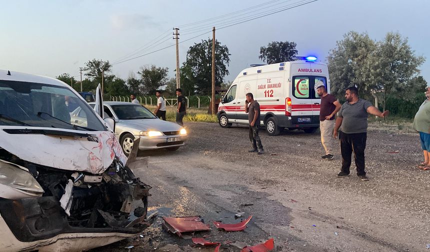 Hafif Ticari Aracın Tır İle Çarpışma Anı Kamerada: 1 Yaralı