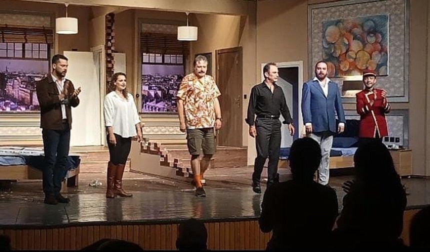 İzmir Devlet Tiyatrosu "Münasebetsiz" Oyunu İle Karamanlı Sanatseverlere Buluştu