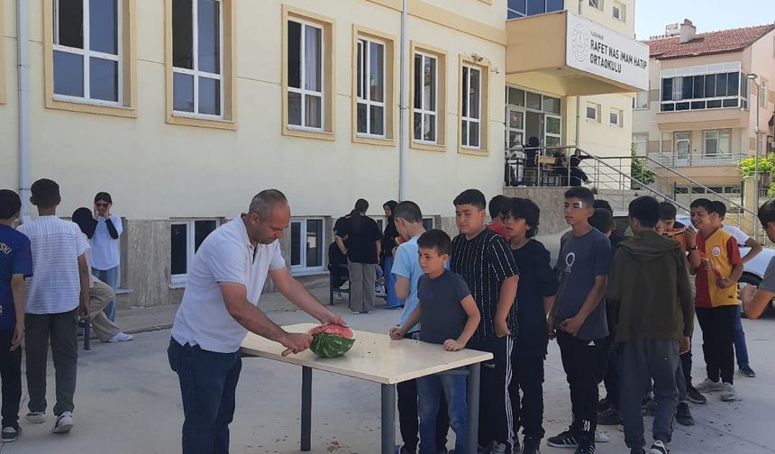 Rafet Nas İmam Hatip Ortaokulunda “Bunu Ben Yaptım” Sergisi ve Karpuz Şenliği